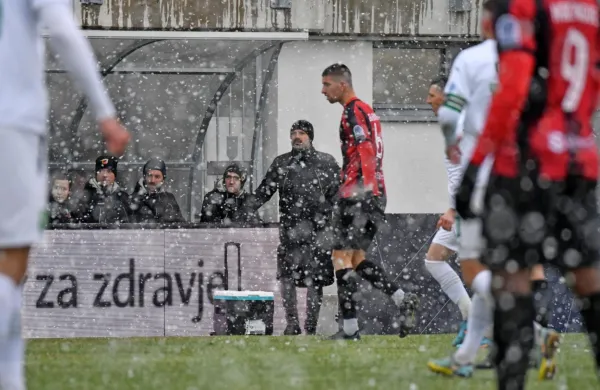  V sneženju in z osmimi goli v mreži  so se rdeče-črni poslovili od 
prvega dela sezone, trener Dušan Kosić pa je pozimi konsolidiral 
ekipo.