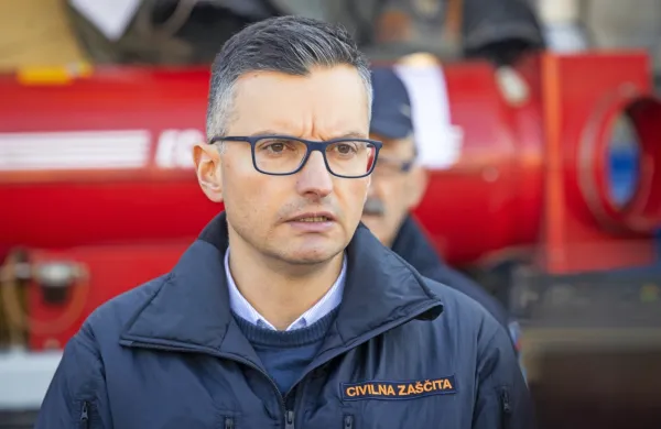 Obrambni minister Marjan Šarec je  zavrnil očitke, da naj bi njegov 
državni sekretar Damir Črnčec vplival na delo kandidata za 
notranjega ministra Boštjana Poklukarja.