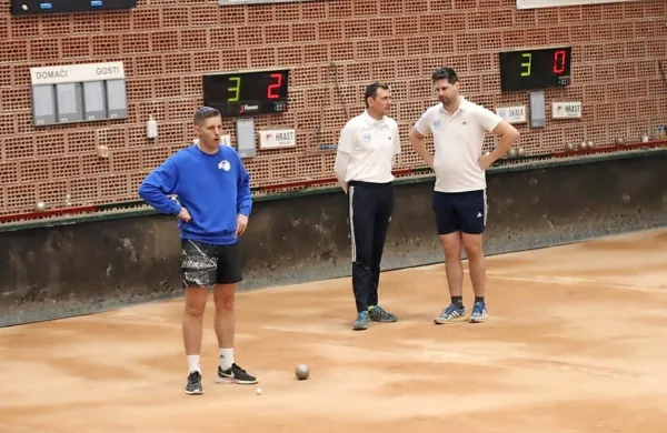 S kraškega derbija:  z leve so   Erik Petrič (Hrast), Martin Zdauc in Klemen 
Sosič (oba Skala).