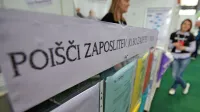  Mladi do vključno 25. leta starosti, ki so brezposelni,  se lahko 
vključijo v program, namenjen hitrejšemu vstopu mladih na trg 
dela.