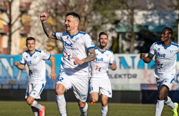 Luka Vekić (v ospredju) je včeraj z izenačujočim golom osrečil 
Novogoričane. 