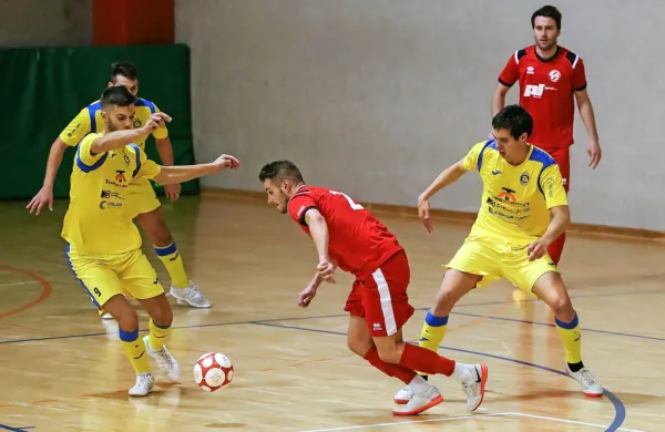 Nik Zajc (levo v ospredju) je proti Dobovcu dosegel 15. prvenstveni 
zadetek.