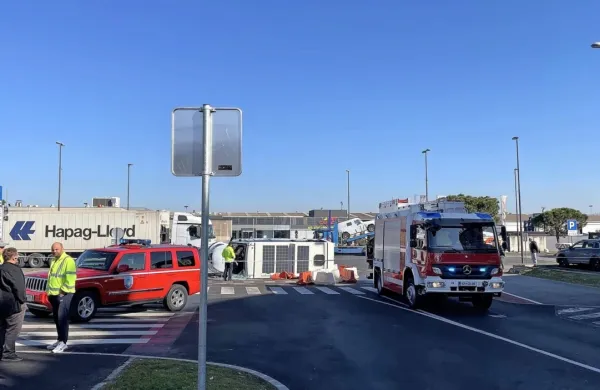 Na cesti, ki vodi do vhoda v koprsko pristanišče je tovornjak trčil 
v mestni avtobus. 