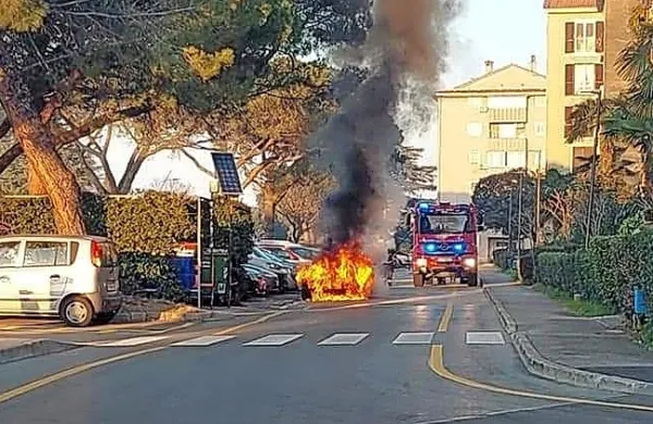 Danes, ob 16.41, je v Partizanski ulici v Izoli zagorel osebni 
avtomobil.
