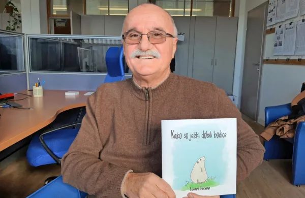 Edvard Dečman je vesel, da je njegova pravljica Kako so ježki 
dobili bodice zdaj tudi v knjižni obliki.  