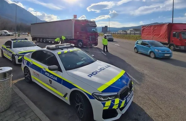 Policisti  bodo    predvsem  na  avtocestah  in  hitrih  cestah   preverjali  
voznike  tovornjakov  in  avtobusov.
