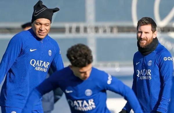 Kylian Mbappe (levo) in Lionel Messi (desno) sta se včeraj že 
pridružila soigralcem na treningu Paris Saint-Germaina. 