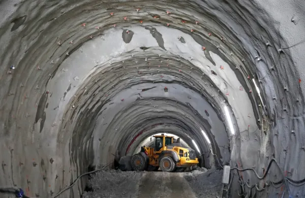 Predor T1 je z 6714 metri najdaljši predor na trasi drugega tira.