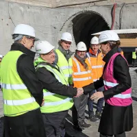 Ministrica Bratu&scaron;ek bi rada prvi vlak na drugem tiru prej, kot načrtuje 2TDK