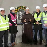 Ministrica Bratu&scaron;ek bi rada prvi vlak na drugem tiru prej, kot načrtuje 2TDK