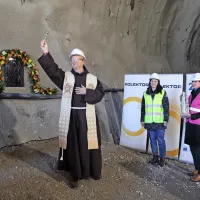 Ministrica Bratu&scaron;ek bi rada prvi vlak na drugem tiru prej, kot načrtuje 2TDK