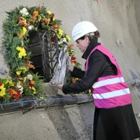Ministrica Bratu&scaron;ek bi rada prvi vlak na drugem tiru prej, kot načrtuje 2TDK