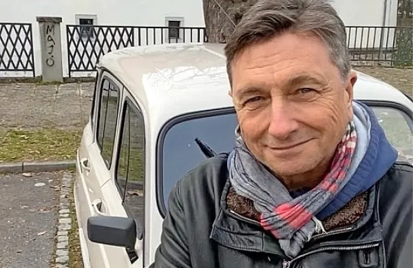 Borut Pahor je za svojo katro iztržil 60.000 evrov. Denar bo 
namenil Inštitutu zlata pentljica in društvu Junaki 3. nadstropja.