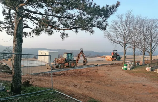 Postajališče, parkirišča in šotorišča naj bi uredili do pomladi. 