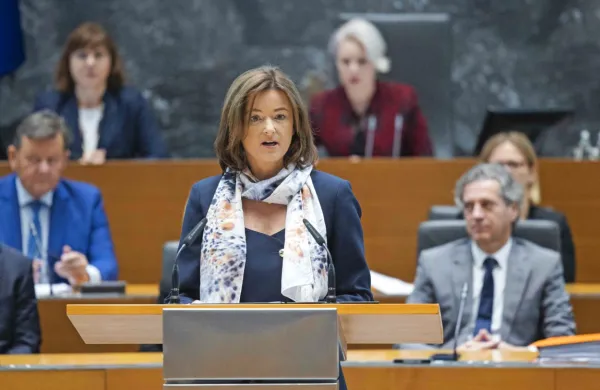 Slovenija bo z nudenjem pomoči Ukrajini nadaljevala glede na 
svoje zmožnosti in dokler bo to potrebno, je danes na seji odbora 
DZ za zunanjo politiko poudarila ministrica za zunanje zadeve 
Tanja Fajon.
