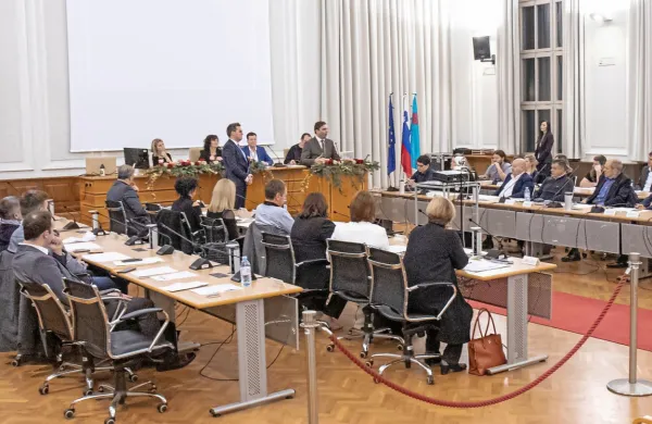 Po zakonu lahko občina financira le delovanje političnih strank, ne 
pa tudi list. Največ bo prejelo Gibanje Svoboda. So pa vsi svetniki 
upravičeni do sejnin, te  znašajo 165 evrov. 