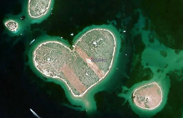 Otoku Galešnjaku na Hrvaškem pravijo tudi otok ljubezni, njegov 
obalni pas pa je dolg 1,55 kilometra.