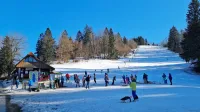 Smučišče Suše privablja zlasti družine z otroci, začetniki utrjujejo 
znanje, starši se družijo. 