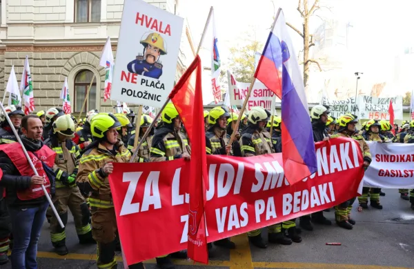 Poklicni gasilci so na shodu v Ljubljani glasno, s transparenti in 
plakati izrazili nezadovoljstvo zaradi nizkih plač.
