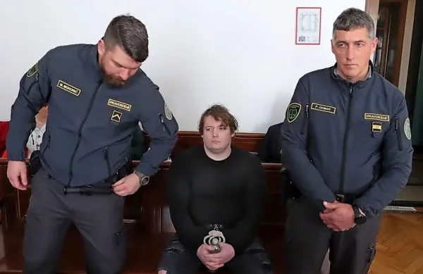 Bostian  Podgajski  (med pravosodnima policistoma)  na  ljubljanskem  sodišču  ni priznal krivde.  Lani so  ga na  
koprskem sodišču zaradi prometne  nesreče, ki jo  je  povzročil na  Belvederju,  obsodili  na  zapor.    
