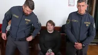 Bostian  Podgajski  (med pravosodnima policistoma)  na  ljubljanskem  sodišču  ni priznal krivde.  Lani so  ga na  
koprskem sodišču zaradi prometne  nesreče, ki jo  je  povzročil na  Belvederju,  obsodili  na  zapor.    