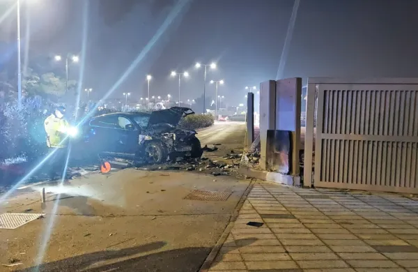  Mladi  voznik  je   po  trku v  zid napihal  dobra  dva  promila.  