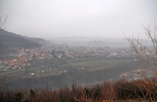 V večjem delu Slovenije bodo danes in v prihodnjih dneh 
presežene dnevne mejne vrednosti trdih delcev PM10, opozarjajo 
na Agenciji RS za okolje (Arso). 