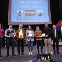 Najboljši športniki Kopra s trenerji, desno sta župan Aleš Bržan  in 
predsednik športne zveze Arturo Steffe.