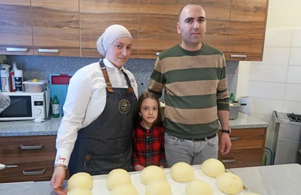 Mami Linditi, mojstrici priprave pustnih krofov v idrijski Emiliji, in očetu slaščičarju Jetmirju se je za 
fotografiranje pridružila tudi morebitna naslednica - hči Ajra Zećiri.