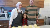 Mami Linditi, mojstrici priprave pustnih krofov v idrijski Emiliji, in očetu slaščičarju Jetmirju se je za 
fotografiranje pridružila tudi morebitna naslednica - hči Ajra Zećiri.