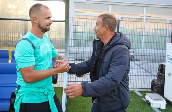 Na zadnji medsebojni tekmi na Bonifki je kanarčke do točke vodil pomočnik trenerja Denis Halilović (levo), 
ki je bil v igralskih časih tako kot goriški trener Miran Srebrnič osrednji branilec.