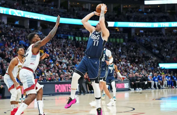 Luka Dončić (z žogo) je bil z naskokom najboljši strelec dvoboja v 
Denverju, a je Dallas vseeno izgubil.  