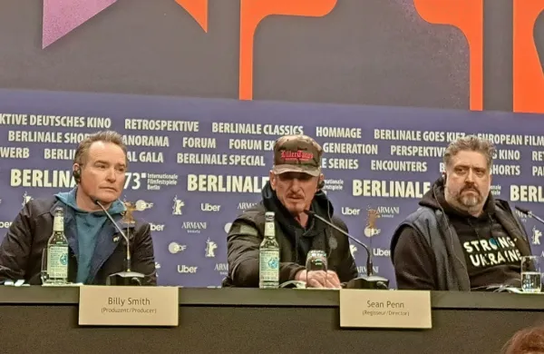 Producent Billy Smith, igralec in režiser Sean Penn ter režiser 
Aaron Kaufman so na Berlinalu predstavili dokumentarni film o 
vojni v Ukrajini z naslovom Superpower.