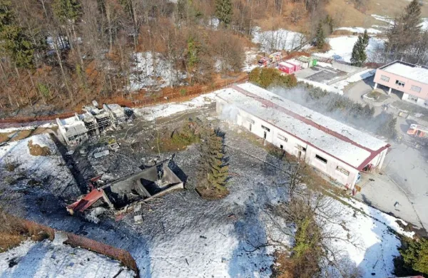 V petkovi nesreči v podjetju Hamex na Vrhniki je ena oseba umrla, 
dve pa sta huje poškodovani. 