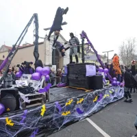 Saltopirčki iz športnega društva Salto so viseli z droga in kar na 
vozu obiskovalcem prikazovali  akrobatske    veščine.