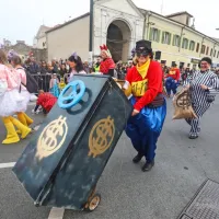 Koper so preplavile ma&scaron;kare (foto in video)