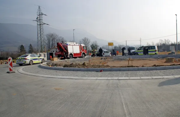 Z avtom zapeljal na gradbi&scaron;če kroži&scaron;ča