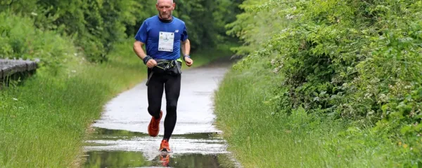 Leta 2022 je Gary McKee skupno tekel okoli 1500 ur ali približno 29 
ur na teden.