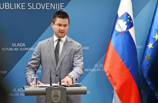 Državni sekretar Tilen Božič trdi, da zdajšnji sistem odpira vrata 
sivi ekonomiji in utaji davkov. 