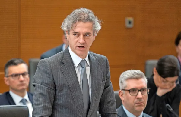 Premier Robert Golob je zanikal bojazni poslanca NSi Jožefa 
Horvata, da bo breme napovedanih vladnih projektov  padlo na 
davkoplačevalce.