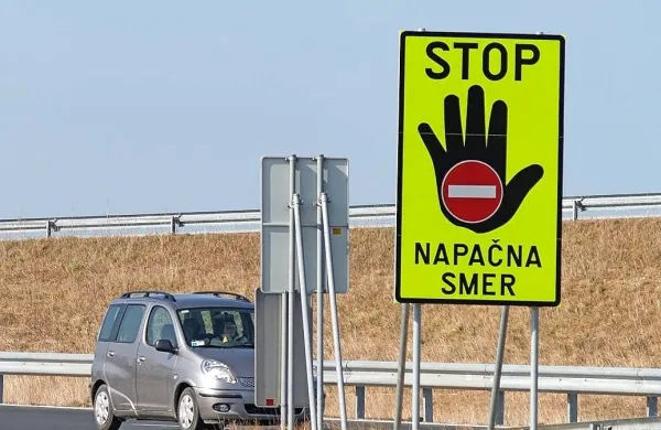 76-letna voznica je na Bivju zgrešila smer  in  zapeljala na avtocesto 
proti Italiji. Fotografija je simbolična. 