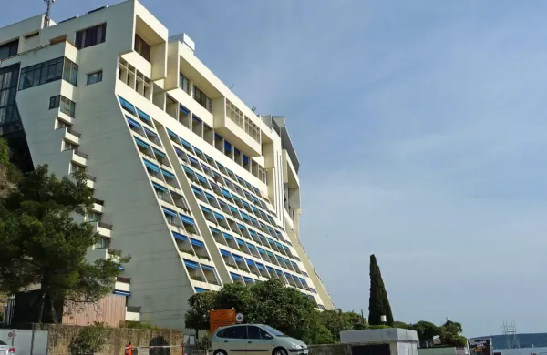 Prenos sobaric v Hotelih Bernardin na zunanjega izvajalca Aktiva 
čiščenje, predviden za 1. marec, je v interesu lastnika hotelov, 
družbe Sava Turizem, so po pregledu postopkov sporočili iz sveta 
delavcev Save Turizma.