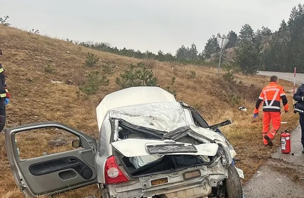Mlada voznica s ceste v jarek
