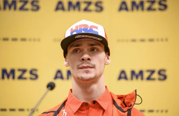 Slovenski motokrosist Tim Gajser si je ob padcu na pripravljalni 
tekmi pred začetkom sezone svetovnega prvenstva zlomil stegnenico desne noge, je sporočila njegova ekipa Honda. 