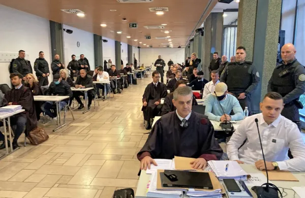 Med  sojenjem      prihaja  na  dan  vse  več  podrobnosti  o  načinu delovanja  kriminalne  združbe.  