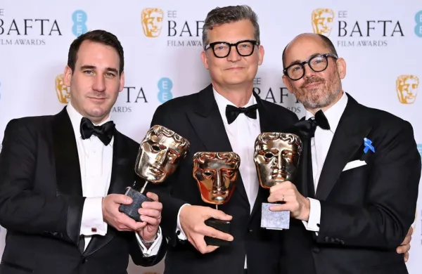 S tremi od sedmih baft za film Na zahodu nič novega so pozirali (z 
leve) direktor fotografije James Friend, producent Malte Grunert 
in režiser Edward Berger. 
