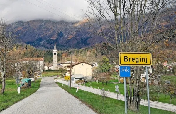 Breginjci že več kot desetletje težko čakajo na čistilno napravo in 
komunalno ureditev naselja, da se odplake ne bi več stekale v 
Nadižo.  