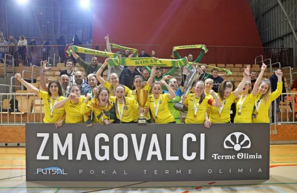 Ženski pokal so na Primorsko prinesle nogometašice Košane.