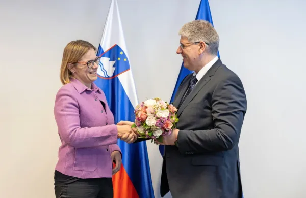 Notranji minister Boštjan Poklukar je po potrditvi v državnem 
zboru prevzel ministrske posle od ministrice za javno upravo Sanje 
Ajanović Hovnik.