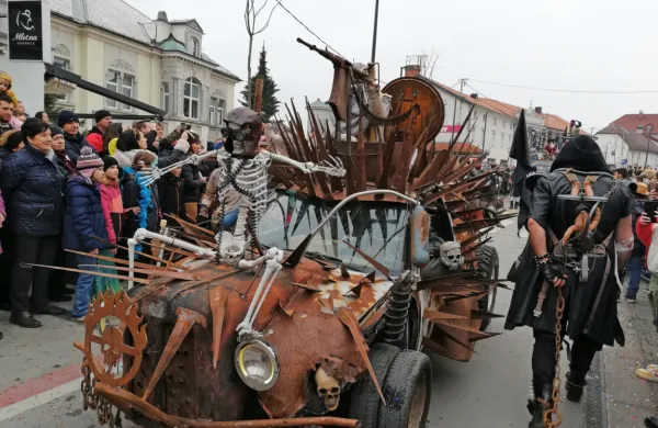 Postapokaliptično vzdušje, kot so so ga zamislili v PGD Postojna, kjer so pot na pustno povorko našli za sedmo goro, ko so Antipustni kraljici 
puščave vzeli glavo.   